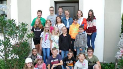 Bild: kgg
Die Teilnehmer der „Pfarrgarten-Rallye“ mit den beiden Organisatoren Christian Urbanek (hinten links) und Marika Rustler (oben, Vierte von rechts) und deren Helfer-Team.