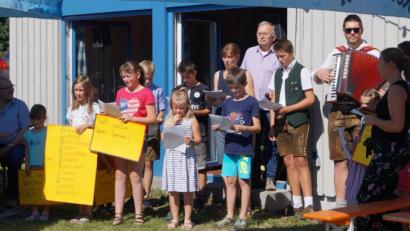 Bild: fvo
Albersriether Kinder mit ihrer Petition beim Dorffest.