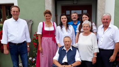 Bild: Kunz
Familienangehörige und CSA-Vorstandschaft gratulierte Karl Feneis (sitzend) zum 80. Geburtstag.