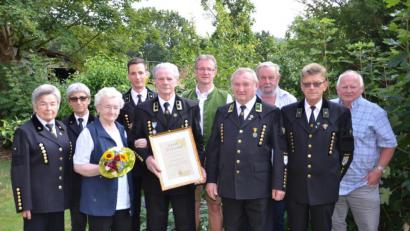 Bild: ga
Für seinen langjährigen unermüdlichen Einsatz als Vorsitzender des Bergknappenvereins Marienschacht Wölsendorf wurde Fritz Held (Mitte mit Urkunde ) zum Ehrenvorsitzenden ernannt. Vorstandsmitglieder und Zweiter Bürgermeister Franz Grabinger gratulierten dazu.