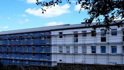 Bild: le
Fortgesetzt werden nach der Erneuerung des Außenputzes am Erweiterungsbau die Sanierungsarbeiten am Hauptgebäude des Heimes.