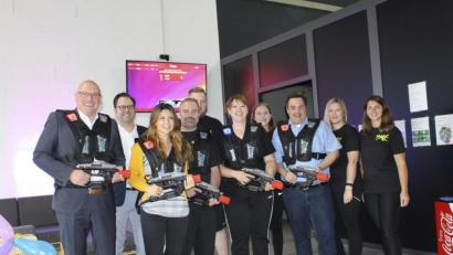 Bild: fphs
Oberbürgermeister Oliver Weigel (links), Stefanie Fürst von der Wirtschaftsförderung der Stadt (Dritte von links) und Sebastian Macht (Dritter von rechts) gratulierten zur Eröffnung und griffen zur Laserpistole. Mit im Bild das Ehepaar Sandra und Matthias Lutz (Mitte) und das Team der Action-Halle.