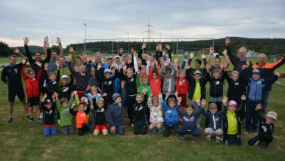 Bild: jr
33 Kinder beteiligten sich an einem Sporttag auf der Otto-Baumgärtner-Sportanlage des TSV Konnersreuth. Mit dabei waren Trainer Gerhard Becker vom ATS Mitterteich und Organisator Konrad Härtl (von rechts), Jugendbeauftragter Wolfgang Pötzl (Dritter von links) sowie zahlreiche Trainer und Übungsleiter des TSV.