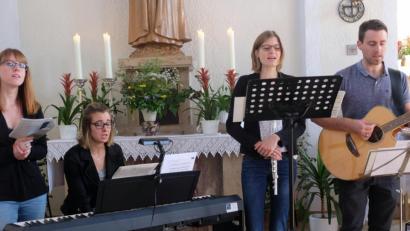 Bild: ohr
Die Instrumental- und Gesangsgruppe „Zeitlos“ mit (von links) Julia Heinrich (Gesang), Anna Pröls (E-Piano/Gesang), Maria Markgraf (Querflöte/Gesang) und Leiter Daniel Markgraf (Gitarre/Gesang) kann auf ein gemeinsames, fünfjähriges Musizieren zurückblicken. Zum „kleinen“ Jubiläum gestaltete das Ensemble den Sonntagsgottesdienst in der St.- Barbara-Kirche mit.