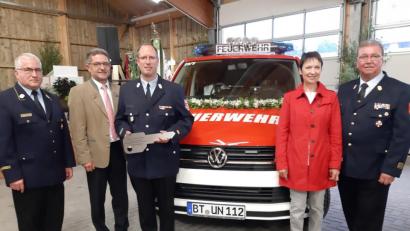 Bild: gis
Das Kennzeichen „UN 112“ trägt das nagelneue Einsatzfahrzeug der Unterlinder Feuerwehr. Im Bild (von links) Kreisbrandrat Hermann Schreck, Bürgermeister Franz Tauber, Kreisbrandmeister Johannes Geisler, stellvertretende Landrätin Christa Reinert-Heinz und Feuerwehrvereins-Vorsitzender Winfried Prokisch.