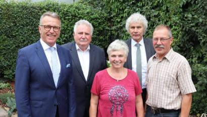Bild: Stadt Tirschenreuth/M. Streich/exb
Bernhard Bäuml (rechts) mit Ehefrau Margarete sowie (von links) Erster Bürgermeister Franz Stahl, Zweiter Bürgermeister Peter Gold und Landrat Wolfgang Lippert.