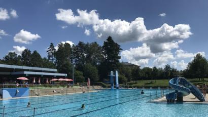 Bild: mor
Sonne und Wolken ziehen über das Grafenwöhrer Waldbad, das gerade jetzt viel Platz für Schwimmer bietet. Die Besucherzahlen sind im August erheblich zurück gegangen.