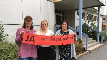Bild: du
Stellvertretend für die gesamte SPD-Fraktion sagen die Gemeinderätinnen Heike Zaruba, Nicole Bäumler und Christine Strehl (von links) „Ja zur Kegelbahn!“.