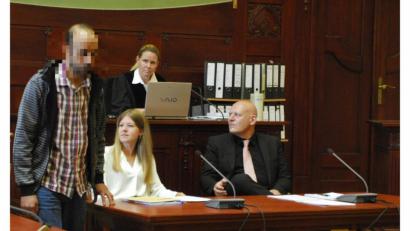 Bild: san
Der Angeklagte betritt den Schwurgerichtssaal des Bayreuther Justizpalast. An diesem Verhandlungstag beurteilen ein Psychiater und eine Psychologin (rechts im Bild) seine Persönlichkeit. Im Hintergrund Oberstaatsanwältin Sandra Staade, die Boujemaa des Mordes an der Tramperin aus Amberg beschuldigt.