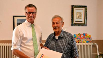Bild: fdl
Bürgermeister Hermann Falk (links) gratuliert Josef Kustner zum 80. Geburtstag und übermittelte die Glückwünsche der Stadt Hirschau.