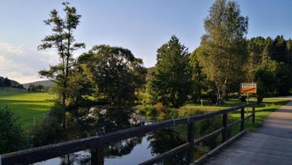 Bild: phol
Die kleine Brücke am Ortseingang führt die Gäste zur Hammermühle.