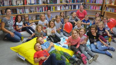 Bild: nm
Mucksmäuschenstill ist es in der Bücherei. Nach der Wanderung auf den Schloßberg lassen sich die Kinder eine spannende Geschichte erzählen.