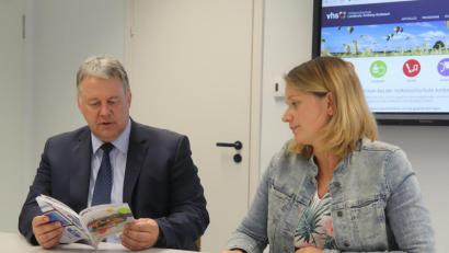 Bild: mfh
Landrat Richard Reisinger und VHS-Leiterin Julia Wolfsteiner stellten das Programm für das Herbst-Winter-Semester vor.