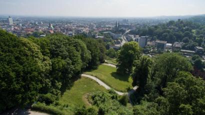 Bild: Friso Gentsch/dpa
Die Marketing-Abteilung der Stadt Bielefeld will einer hartnäckigen Verschwörungstheorie ein Ende bereiten.