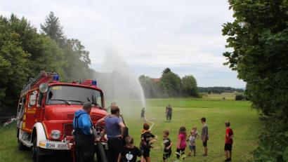 Bild: nis
Mit der Frontpumpe saugten die Feuerwehrler Wasser aus dem Bach. Die Kinder hatten ihre Freude daran.