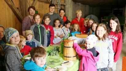 Bild: gru
Einige Kinder beim Ausbuttern und Kräuterschneiden.