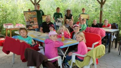 Bild: bsc
Wissenswertes über Königinnen, Drohnen, Arbeiterinnen und das Sammeln von Honig erfuhren die Kinder beim Ferienprogramm der Gemeinde Friedenfels. Der Kleintierzuchtverein traf mit dem genussvollen Nachmittag den Geschmack der Kinder. Vorsitzende Ramona Bauer (hinten rechts), Jugendleiter Johannes Tretter und Karin Dostler (hinten von links) hatten mit ihren Helfern alle Hände voll zu tun.