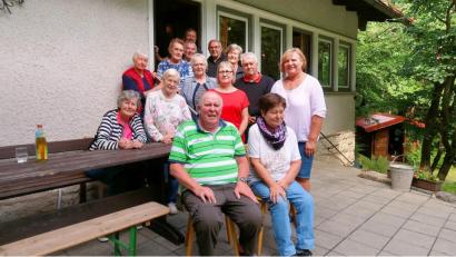 Bild: bsc
Auch zahlreiche Freizeitaktivitäten stehen bei der Selbsthilfegruppe der Schlaganfallbetroffenen und Aphasiker im Landkreis Tirschenreuth im Terminkalender. Vorsitzender und Sprecher Dieter Niewolik (stehend, Zweiter von rechts) freute sich mit den Mitgliedern nun über einen gelungenen Nachmittag im „Eisenbahnerhaus“ auf der Bärnhöhe und dankte Brigitte Kreil (stehend rechts) sowie ESV-Helfern für die umfangreichen Vorbereitungen und die Durchführung des Treffens.