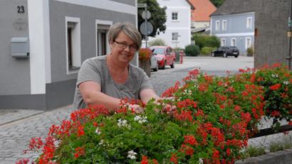 Bild: pop
Rita Geitner kümmert sich an der Lauterachbrücke an der Hauptstraße um den Blumenschmuck. Zusätzlich betreut sie noch die kleine Schlocht-Brücke.
