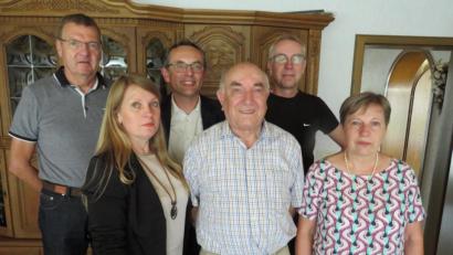 Bild: adj
Im Kreise seiner Familie feiert Hubert Winter vorne Mitte) seinen 85. Geburtstag. Bürgermeister Konrad Adam (hinten Mitte) überbringtdie Glückwünsche der Kommune.