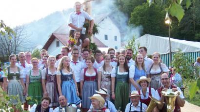 Bild: rrd
Auf der Leiter am Baum thront das Oberkirwapaar Nadja Melchner und Mario Gössl, umringt von Moilan und Boum sowie den Musikanten.