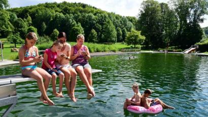 Bild: Petra Hartl
Das sind die Kleinen und Großen dabei: Im Naturbad Königstein lässt es sich im Sommer wunderbar aushalten.
