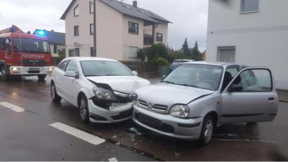 Bild: Hirsch
Beim Abbiegen übersah der Fahrer des Nissan (rechts) eine aus Richtung Schwarzenfeld kommende Opel-Fahrerin.