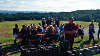 Bild: jml
Picknick mit Fernblick. Die Hannersgrüner Feuerwehr hat die dritte Panoramawanderung veranstaltet. Kühle Getränke sind bei sommerlicher Wärme hochwillkommen.