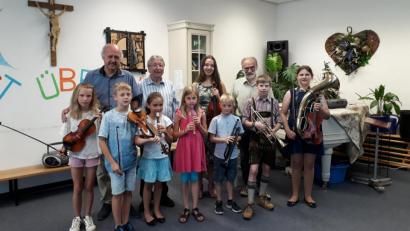 Bild: kwl
Großartiges Können zeigen die Schüler von Josef Kadlec (hinten, links) beim Vortragsabend im Neustädter Musikschulgebäude. Holzblas-, Blechblas- und Saiteninstrumente sind vertreten.
