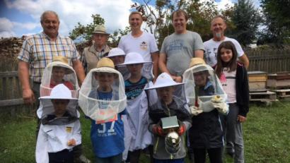 Bild: exb
Viel Wissenswertes lernten die Kinder bei der Ferienprogramm-Aktion des Bienenzuchtvereins Leonberg. Mit im Bild (hinten, von links) Bürgermeister Johann Burger, Ehrenvorsitzender Hermann Hecht, Vorsitzender Michael Wohlrab, Jugendbeauftragter Martin Teubner und stellvertretender Vorsitzender Axel Blechinger.