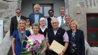 Bild: pi
Eingerahmt von den Töchtern genießen Hildegard und Ludwig Frauenreuther die vielen guten Wünsche.