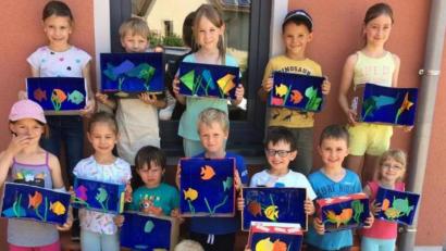 Bild: fvo
Kinderbasteln beim Dorffest - stolz präsentierten die Mädchen und Buben ihre Kunstwerke