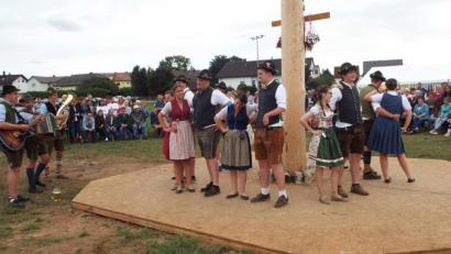 Bild: e
Diesmal war es eine außergewöhnliche Kirwa in Moos: Während der Ortsteil feierte, lief im Zentrum von Kümmersbruck eine Bombenentschärfung.