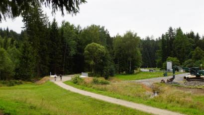 Bild: mmj
Derzeit nutzen die Radfahrer die neue Forellenbachbrücke. Erst nach dem Ausbau der Staatsstraße 2159 fließt hier der motorisierte Verkehr und die Radler weichen auf die noch bestehende Staatsstraße aus.