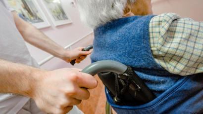 Bild: Markus Scholz, dpa
In Seniorenheimen wird die Pflege in der Regel lückenlos dokumentiert. Fehlt jedoch der entsprechende Eintrag, kann ein Vorfall auch nicht mehr nachvollzogen werden. Diese Erfahrung machte jetzt ein Angehöriger.