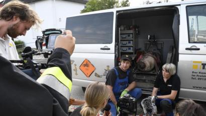 Bild: Petra Hartl
Manchem kam es wie eine Wiederholung vor, doch es war ein neuer Fall einer Blindgänger-Bombe aus dem Zweiten Weltkrieg: Am Montag mussten deshalb erneut Teile von Haselmühl evakuiert werden. Am Abend aber war die Bombe entschärft: Sprengmeister Michael Weiß und seine Kollegin Bettina Jurga (Mitte) gaben Entwarnung.