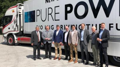 Bild: Hirsch
Die Expertenrunde vor einem Truck mit LNG-Antrieb. Das Bild zeigt von links: Karl Holmeier, Andreas Feller, Stefan Ziegert, Günther Kreuzhuber, Michael Sattler, Dr. Hendrik Haßheider, Manfred Kuchlmayr und Peter Meyer.