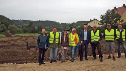 Bild: sön
Erster Spatenstich für das Baugebiet Am Lehnbühl in Vilshofen mit (von links), Freddy Leberkern von der KFB, Bauleiter Otto Gareis von der Firma Dötterl & Hahn, Geschäftsleiterin Sabine Müller, Diplom-Ingenieur Rainer Rubenbauer von der UTA Ingenieur GmbH, Bürgermeister Erwin Geitner, Firmeninhaber Christoph Hahn, Polier Johannes Dötterl und Bauleiter Achim Wieder (von links).