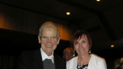 Bild: öt
Bürgermeisterin Rita Skalova aus der tschechischen Partnergemeinde Skalná dankte Pfarrer Hans Riedl mir einem Präsent für die gute grenzübergreifende Zusammenarbeit bei der Kirchenrenovierung.