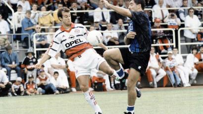 Bild: Büttner, Gerhard
Ausgezaubert: Mehmet Scholl im Zweikampf.