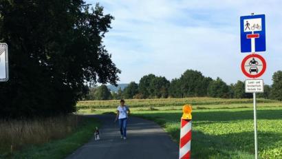 Bild: ihl
Die idyllische Uferstraße entlang der Naab ist seit ein paar Wochen Fußgänger- und Radfahrerzone.