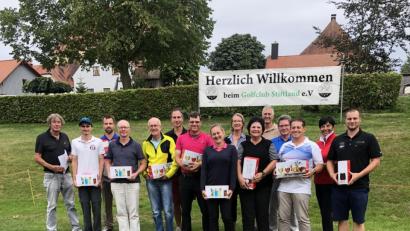 Bild: exb
Mit 51 Teilnehmern war das Feld beim Turnier auf dem Gelände des GC Stiftland gut besetzt. Ermittelt wurden bei dem Wettbewerb im Rahmen der Oberpfalz-Woche 15 Sieger sowie Sonderpreisträger.