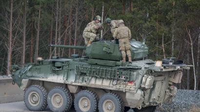 Bild: Armin Weigel
Soldaten der US-Armee stehen auf dem Truppenübungsplatz Grafenwöhr auf einem neuen Panzer.
