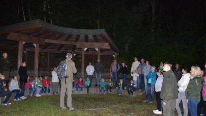 Bild: gi
Fledermäuse zählen mit zu den faszinierendsten Säugetieren unserer Heimat. In einer Exkursion wurde die heimliche Lebensweise dieser Tiere durch Fledermaus-Landkreisbetreuer Markus Liebl vorgestellt.