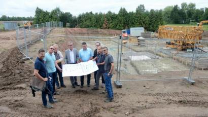 Bild: Gabi Schönberger
Architekt Günther Lenk (Zweiter von rechts), Bürgermeister Werner Nickl und Bauamtsleiter Roland Sächerl (Mitte von links) stimmen auf der Baustelle mit den beteiligten Firmen das weitere Vorgehen ab.