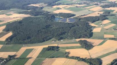 Bild: gdö
Der Flugplatz in der Schweißlohe sozusagen aus der Vogelperspektive. Bei der Landung müssen nicht nur die Segelflieger aufpassen.