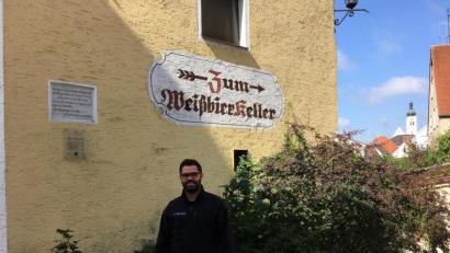 Bild: ihl
Zum Weißbierkeller geht es immer noch. Nach der Sanierung will Matthias Meier das Lokal wieder öffnen. Eine Tafel am Weißen Brauhaus erinnert an die Verleihung des Braurechts 1354.