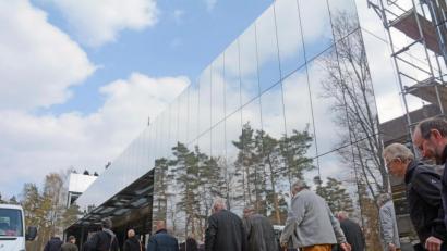 Bild: Gabi Schönberger
In der neuen Aluverbundplatten-Fassade des Neustädter Gymnasiums spiegelt sich einer der wichtigsten und teuersten Kreistagsbeschlüsse der vergangenen Jahre.