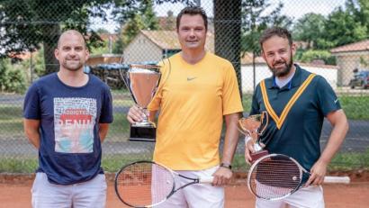 Bild: jzk
Bernd Schönfelder (von rechts), Alexander Wöhrl (Stadtmeister) und Timo Müller waren die drei Besten bei den Stadtmeisterschaften des TC Kemnath.