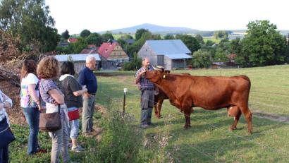Bild: Florian Preisinger/exb
Initiaktivkreis Tirschenreuth beim Stammtisch bei Biobauer Köstler.